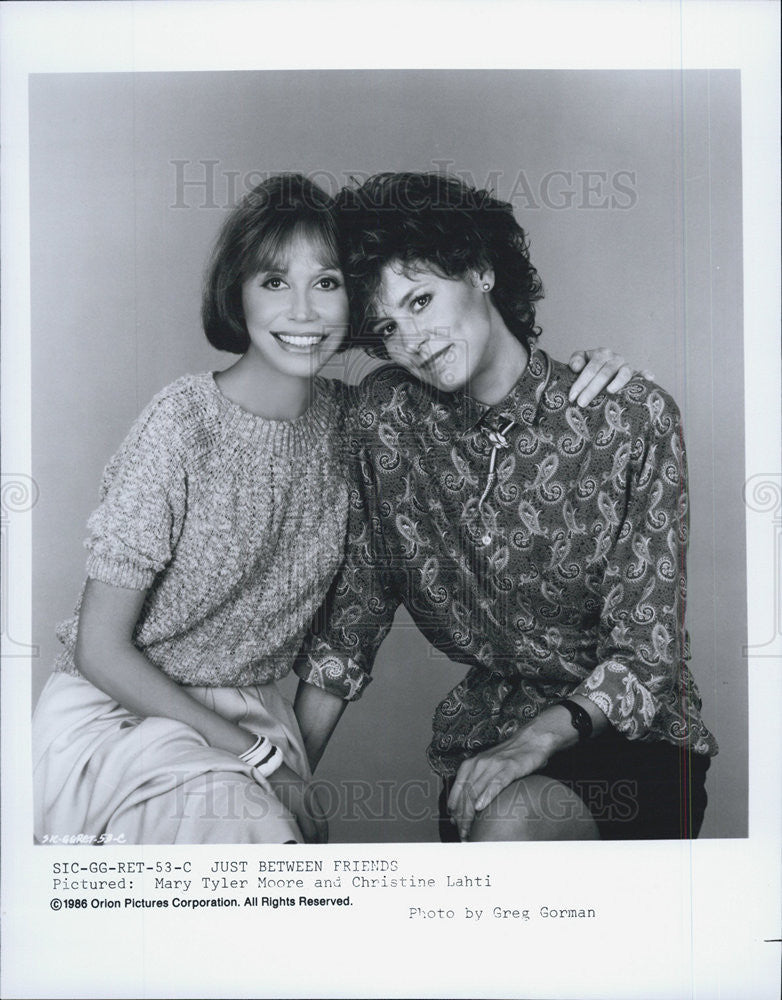 1986 Press Photo Mary Tyler Moore Christine Lahti JUST BETWEEN FRIENDS - Historic Images