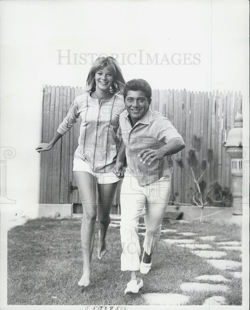 1963 Press Photo Paul Anka and his bride, around the patio in their cottage - Historic Images