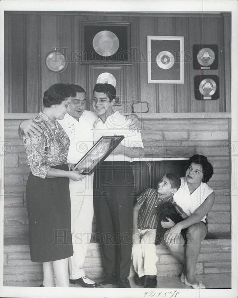 1959 Press Photo Paul Anka shows award to his parents, Mr. and Mrs. Andrew Anka - Historic Images