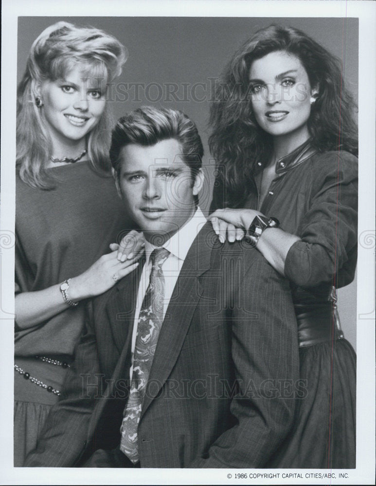 1986 Press Photo Actors Claire Yarlett, Maxwell Caulfield And Tracy Scoggins - Historic Images