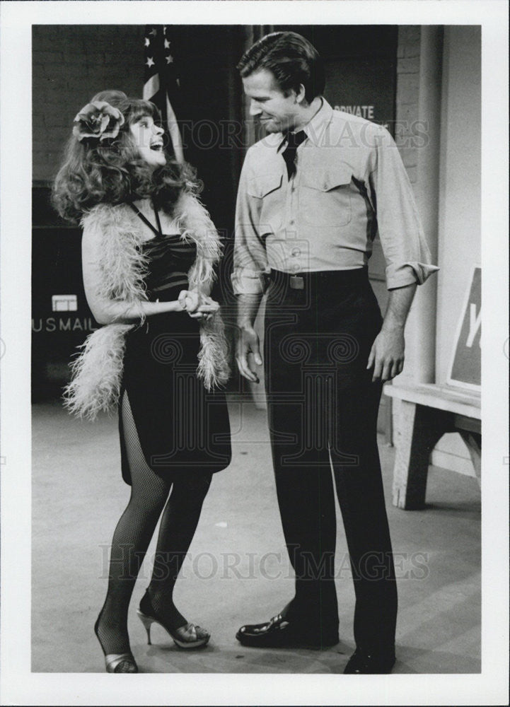 1980 Press Photo Cindy Williams/Steve Doubet On A "Laverne & Shirley" Episode - Historic Images