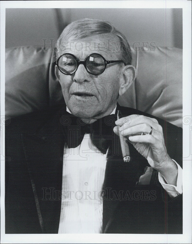 Press Photo Comedian/Actor/Writer George Burns Salutes Friend Jack Benny - Historic Images