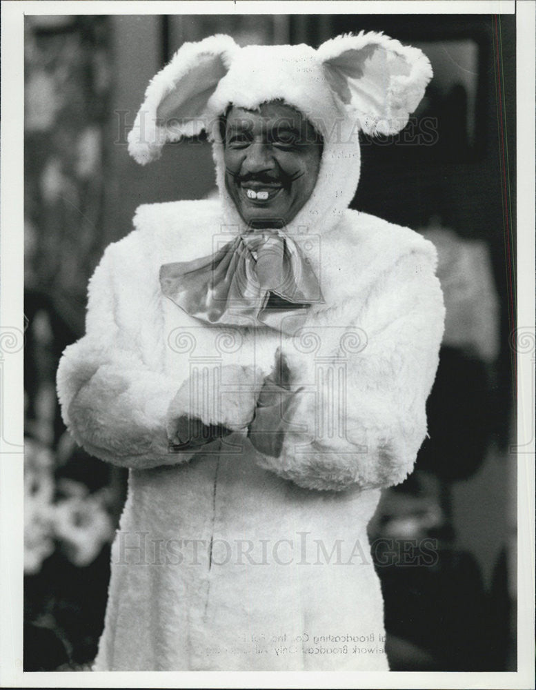 1987 Press Photo Sherman Hemsley (Deacon Frye) of &quot;Amen,&quot; plays the Easter Bunny - Historic Images