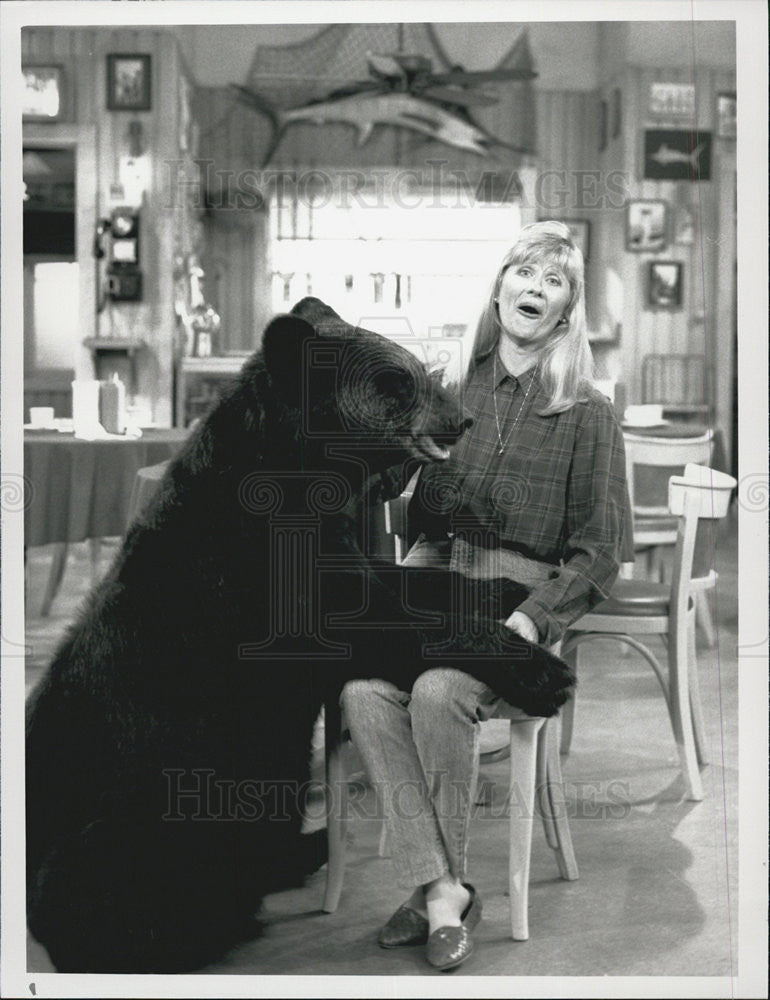 1991 Press Photo Judith Ivey Actress Bear Scene Down Home Comedy Series - Historic Images