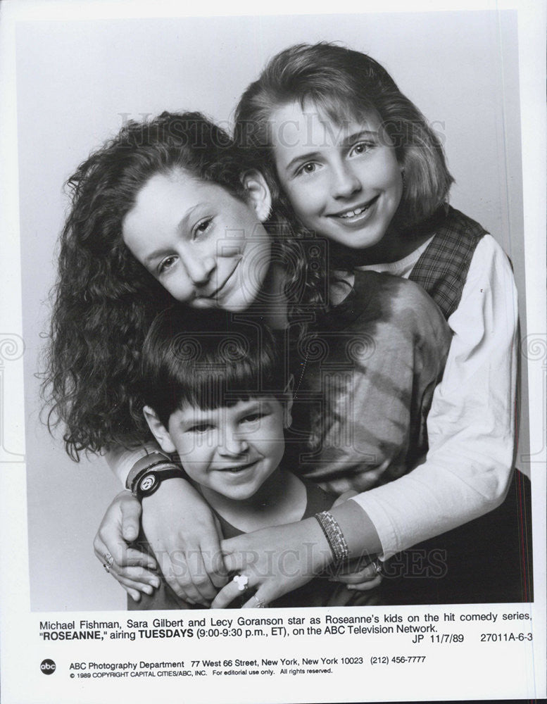 1989 Press Photo Michael Fishman, Sara Gilbert &amp; Lecy Goranson in &quot;Roseanne&quot; - Historic Images