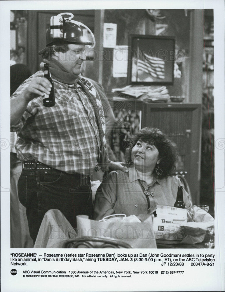 1988 Press Photo John Goodman and Roseanne Barr in &quot;Roseanne&quot; on ABC - Historic Images