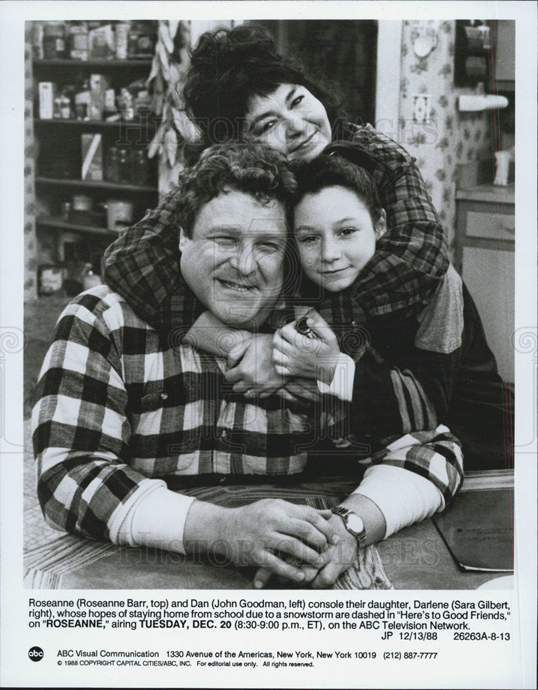 1988 Press Photo John Goodman, Roseanne Barr, and Sarah Gilbert in &quot;Roseanne&quot; - Historic Images