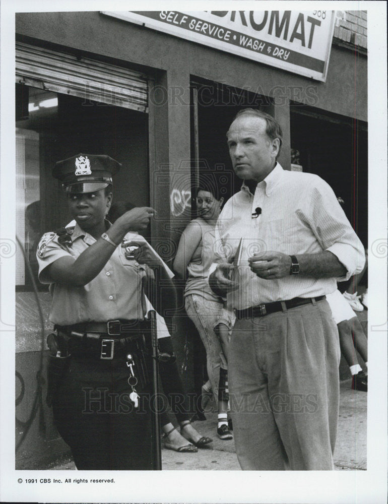 1991 Press Photo 48 Hours Correspondent Phil Jones Rookie Cop CBS Policewoman - Historic Images