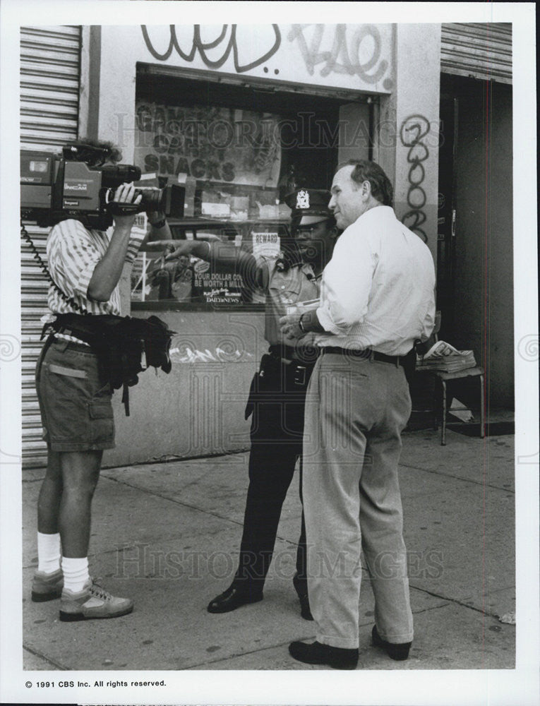 1991 Press Photo 48 Hours Correspondent Phil Jones Rookie Cop CBS Policewoman - Historic Images