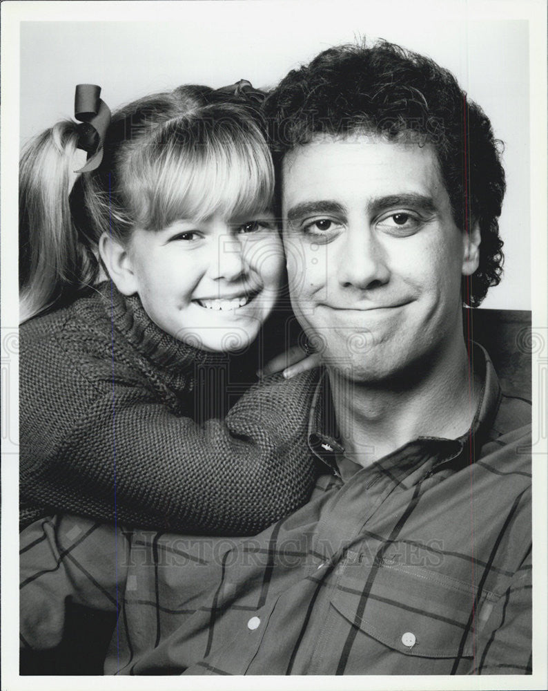 1988 Press Photo Brandy Gold On Brad Garrett&#39;s Shoulder In &quot;First Impressions&quot; - Historic Images