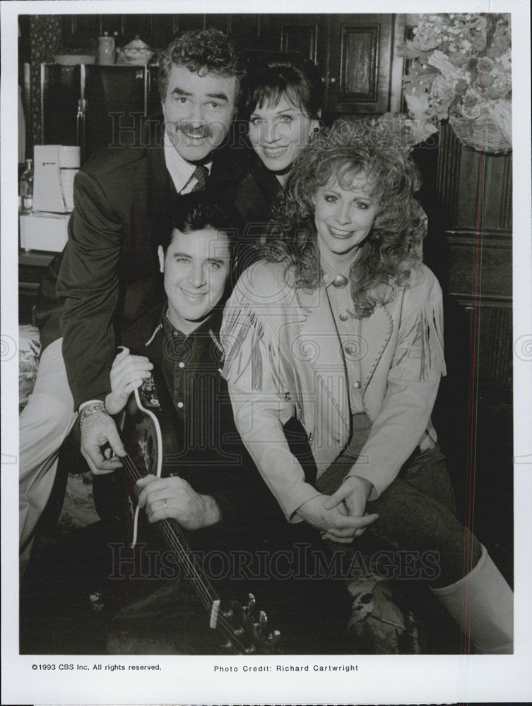 1993 Press Photo Vince Gill Reba McEntire Burt Reynolds Marilu Henner CBS - Historic Images