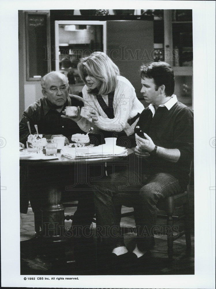 1992 Press Photo Edward Asner Markie Post John Ritter Actors Hearts Afire - Historic Images