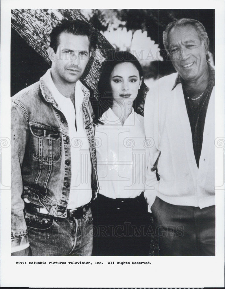 1994 Press Photo Kevin Costner Anthony Quinn Madeline Stowe In Movie Revenge - Historic Images