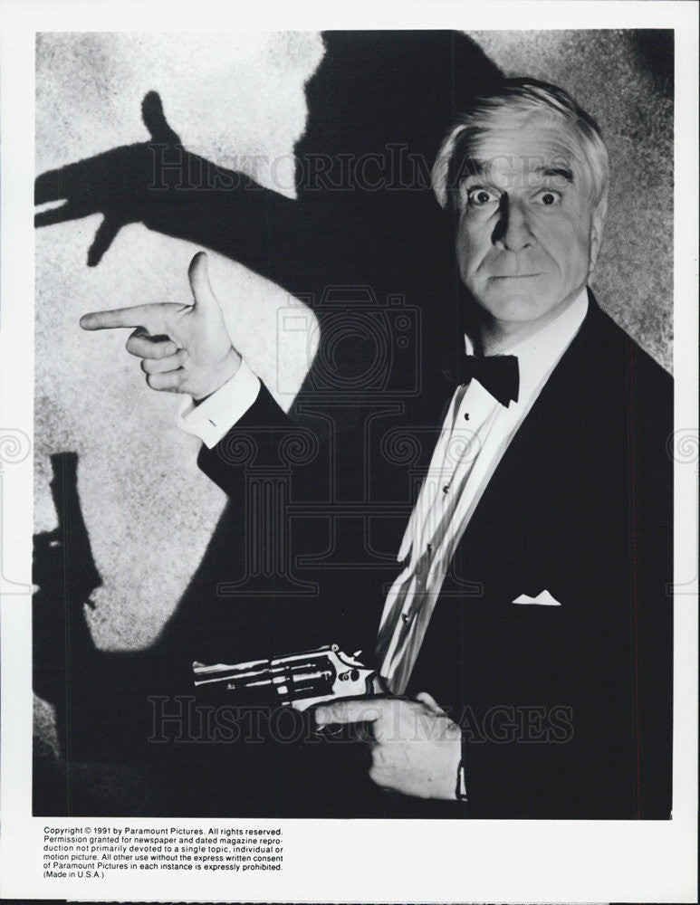 1994 Press Photo Leslie Nielsen in &quot;Naked Gun 2 1/2 The Smell of Fear&quot; - Historic Images