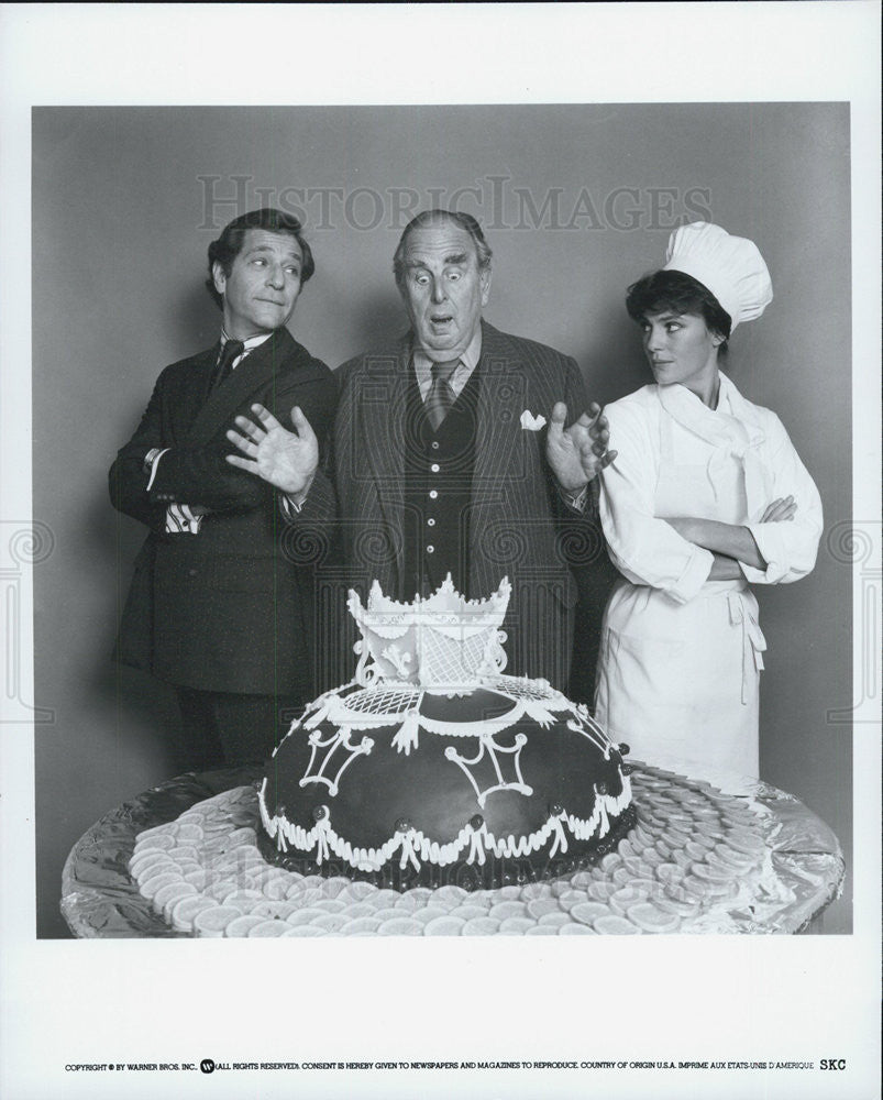 Press Photo Cast of a movie standing behind a cake - Historic Images