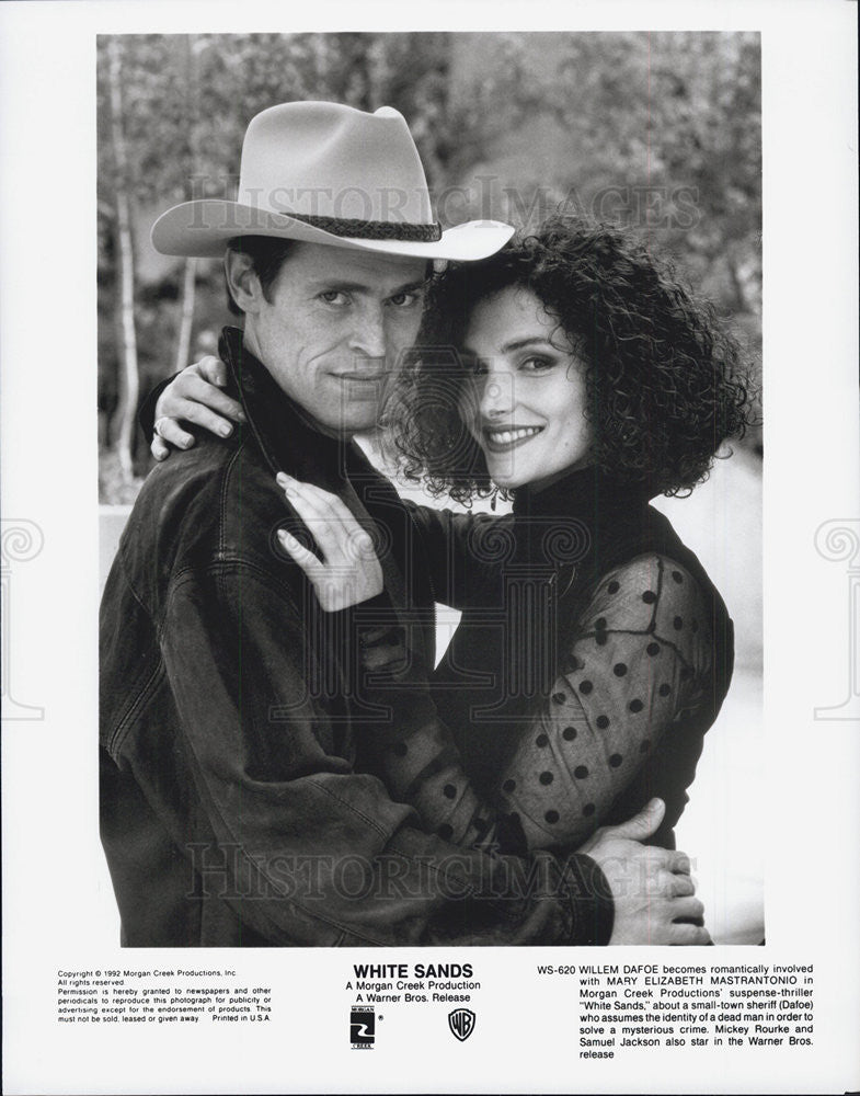 1992 Press Photo Willem Dafoe &amp; Mary Elizabeth Mastrantonio in &quot;White Sands&quot; - Historic Images