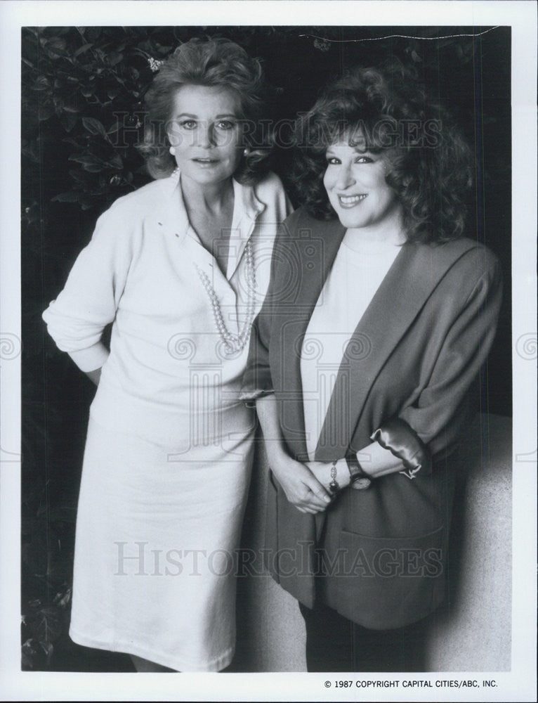 1987 Press Photo Barbara Walters Television Special Bette Midler Singer Actress - Historic Images