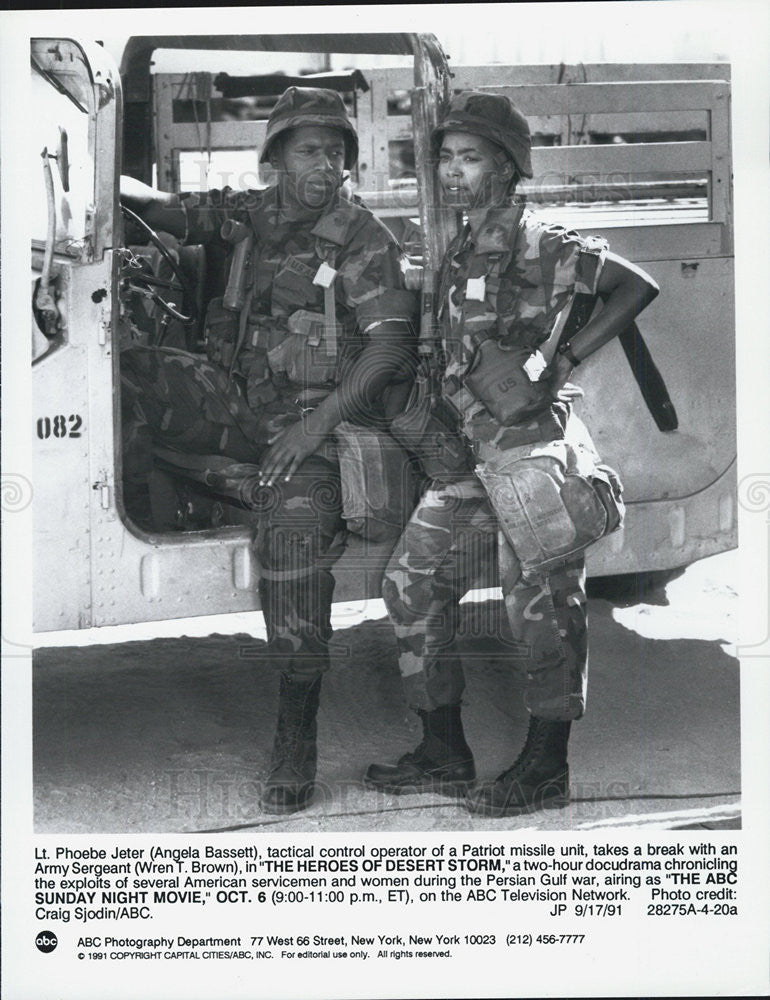 1991 Press Photo Angela Bassett Actress Wren T. Brown Heroes Of Desert Storm - Historic Images