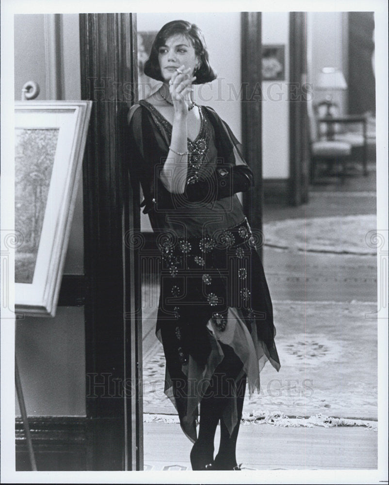 Press Photo Lady Standing In Home - Historic Images