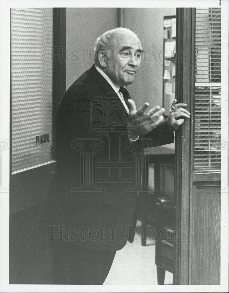 1987 Press Photo Ed Asner in &quot;Signs of Life&quot; - Historic Images