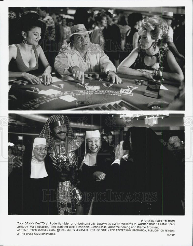 1996 Press Photo Danny DeVito,Jim Brown, in &quot;Mars Attacks&quot; - Historic Images