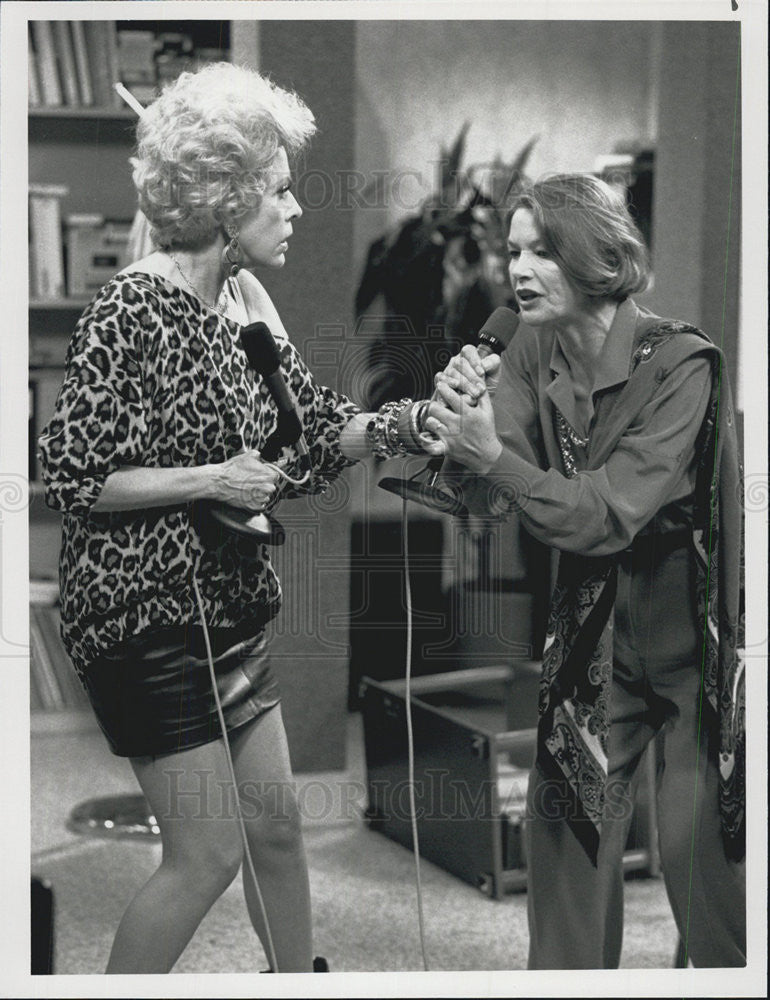 1990 Press Photo of Carol Burnett &amp; Glenda Jackson in TV show &#39;Carol &amp; Company&quot; - Historic Images