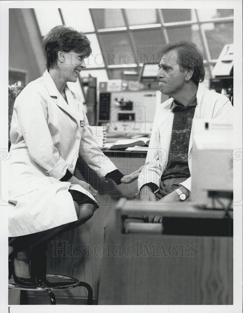 1990 Press Photo of Carol Burnett &amp; Alex Rocco on TV series &quot;Carol &amp; Company&quot; - Historic Images