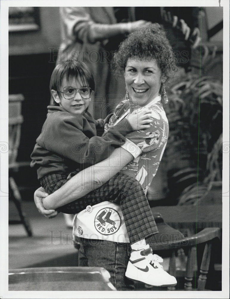 1989 Press Photo Rhea Perlman And Jarrett Lennon On NBC Television Show Cheers - Historic Images