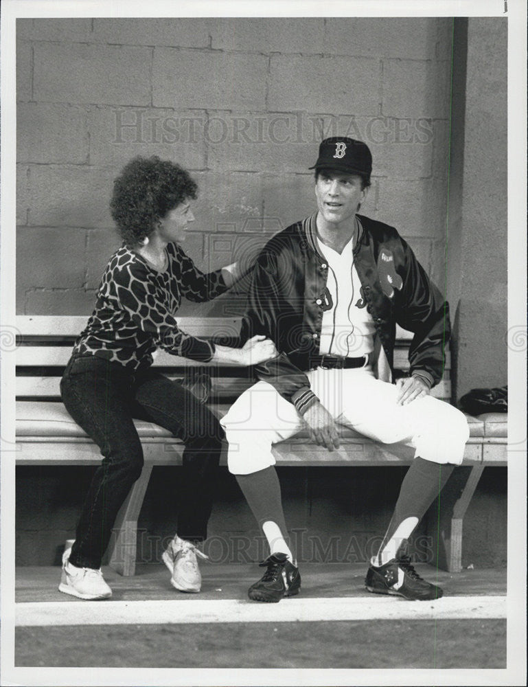 1991 Press Photo Rhea Perlman &amp; Ted Danson on &quot;Cheers&quot; - Historic Images