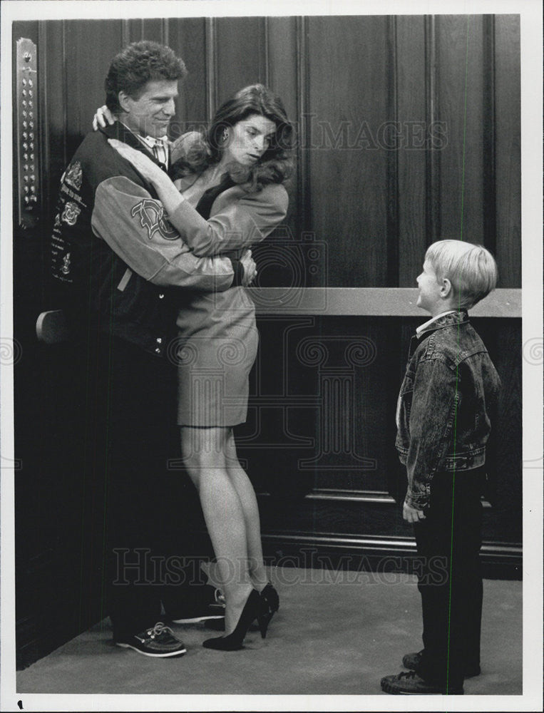 1990 Press Photo Colin Wells Ted Danson Kirstie Alley Cheers Television Sitcom - Historic Images