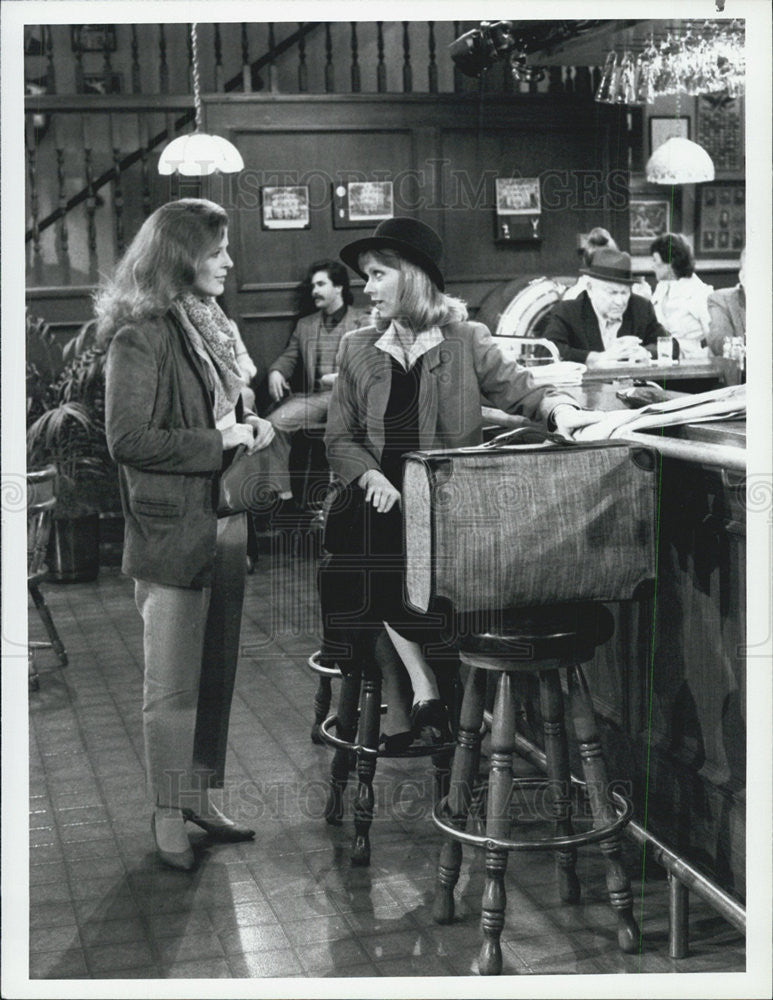 1985 Press Photo Shelly Long &amp; Alison La Placa on &quot;Cheers&quot; - Historic Images