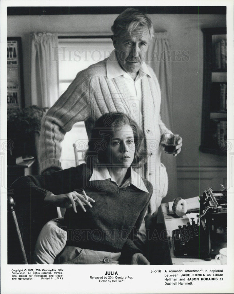 1977 Press Photo Actors Jane Fonda and Jason Robards in the Film &quot;Julia&quot; - Historic Images