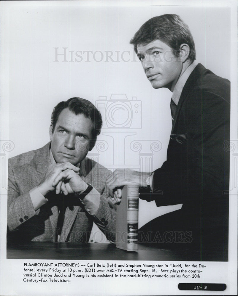 1970 Press Photo Carl Betz Actor Stephen Young Judd Drama Television Series - Historic Images