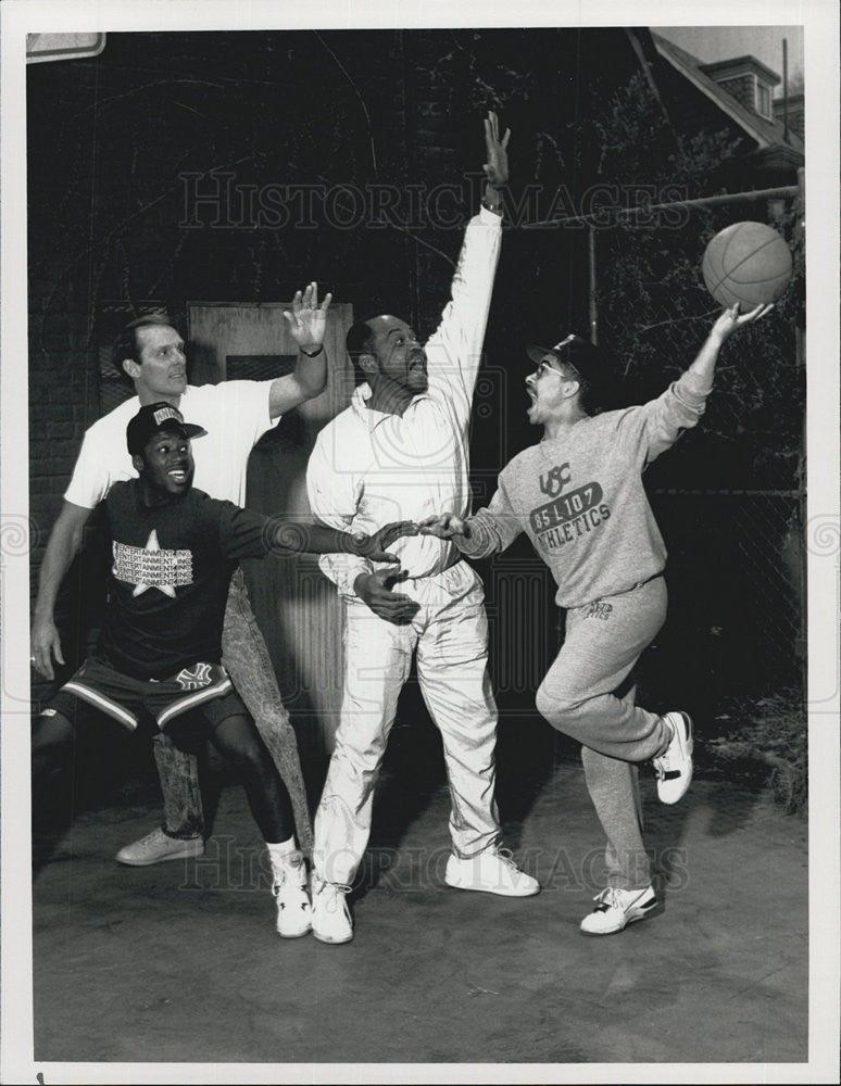 1990 Press Photo Kadeem Hardison Darryl Bell Rick Barry Different World Comedy - Historic Images