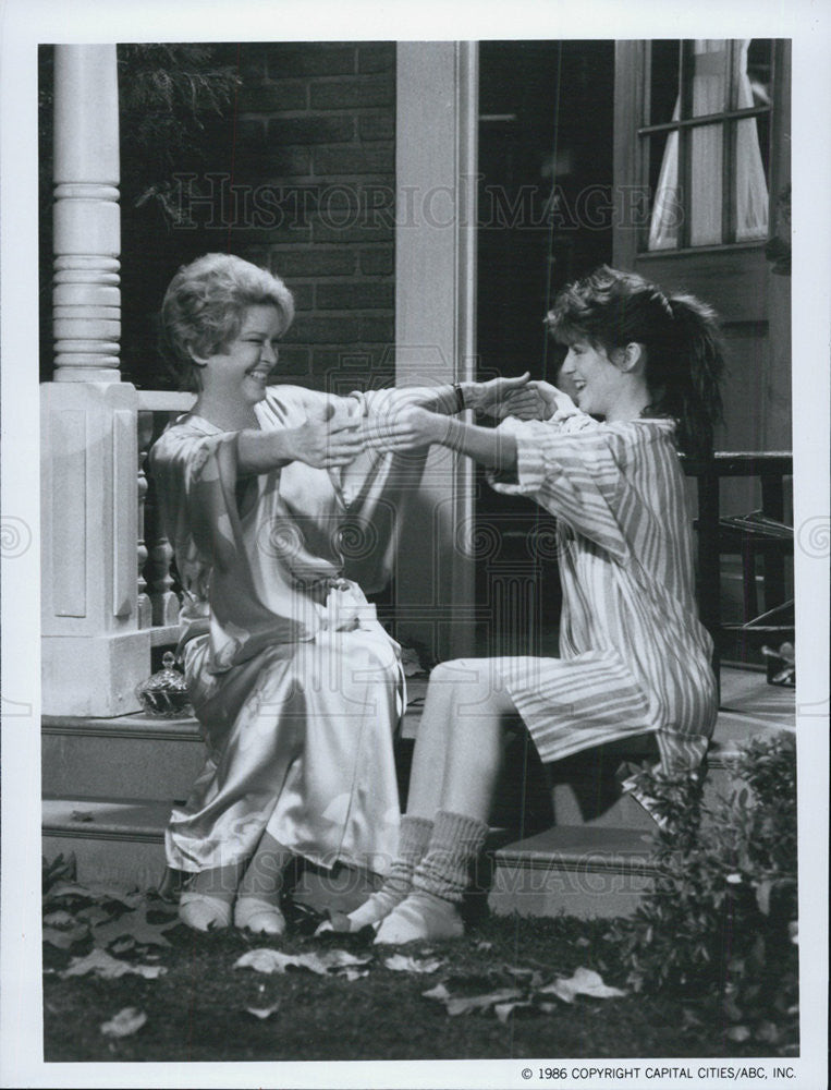 1986 Press Photo Ellen Burstyn &amp; Megan Mullally on &quot;The Ellen Burstyn Show&quot; - Historic Images