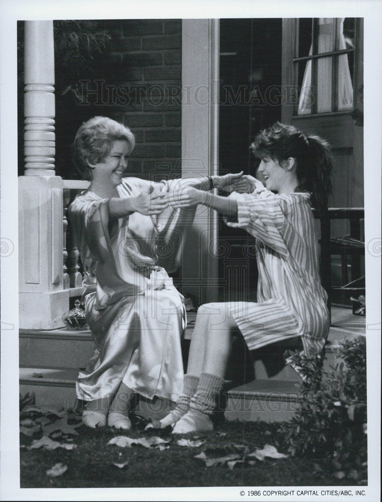 1986 Press Photo Ellen Burstyn And Megan Mullally Star In The Ellen Burstyn Show - Historic Images