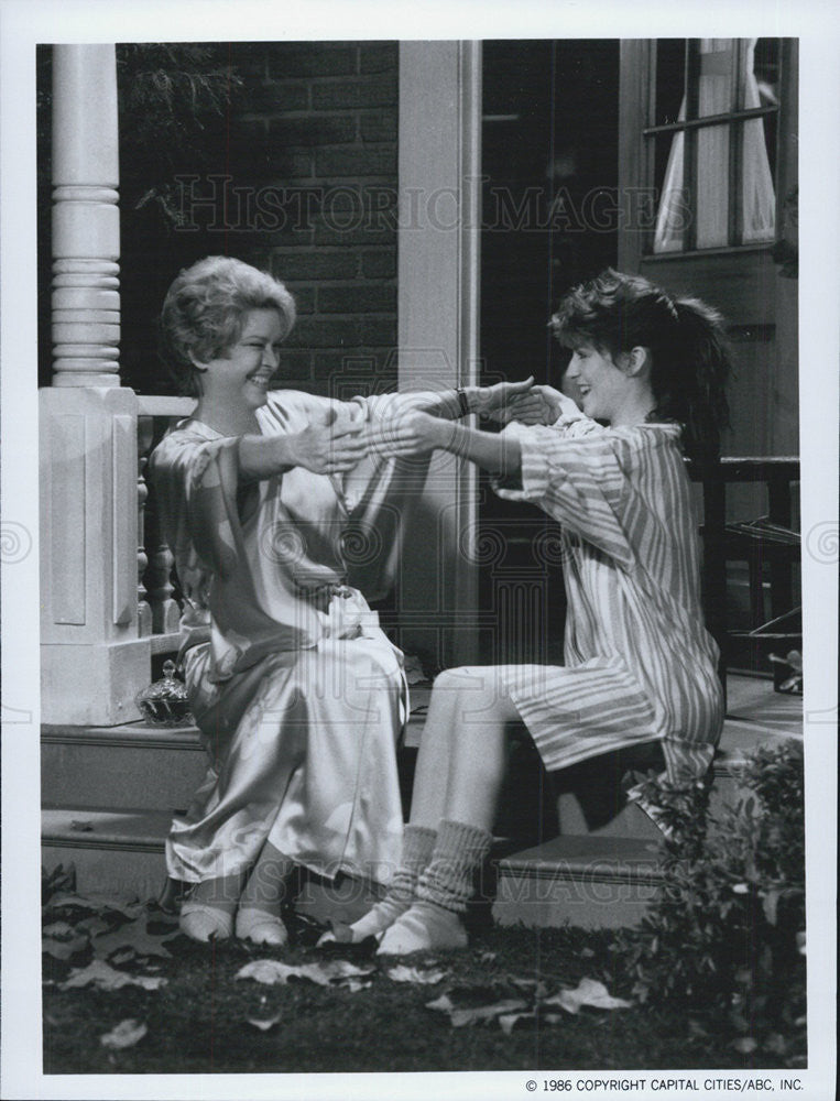 1986 Press Photo Ellen Burstyn &amp; Megan Mullally &quot;The Ellen Burstyn Show&quot; - Historic Images