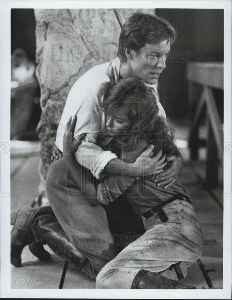 Press Photo Man holds woman during movie scene - Historic Images