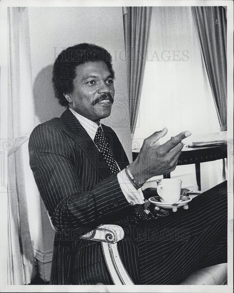 1973 Press Photo Billy Dee Williams Actor Interview Ambassador West Hotel Hit - Historic Images