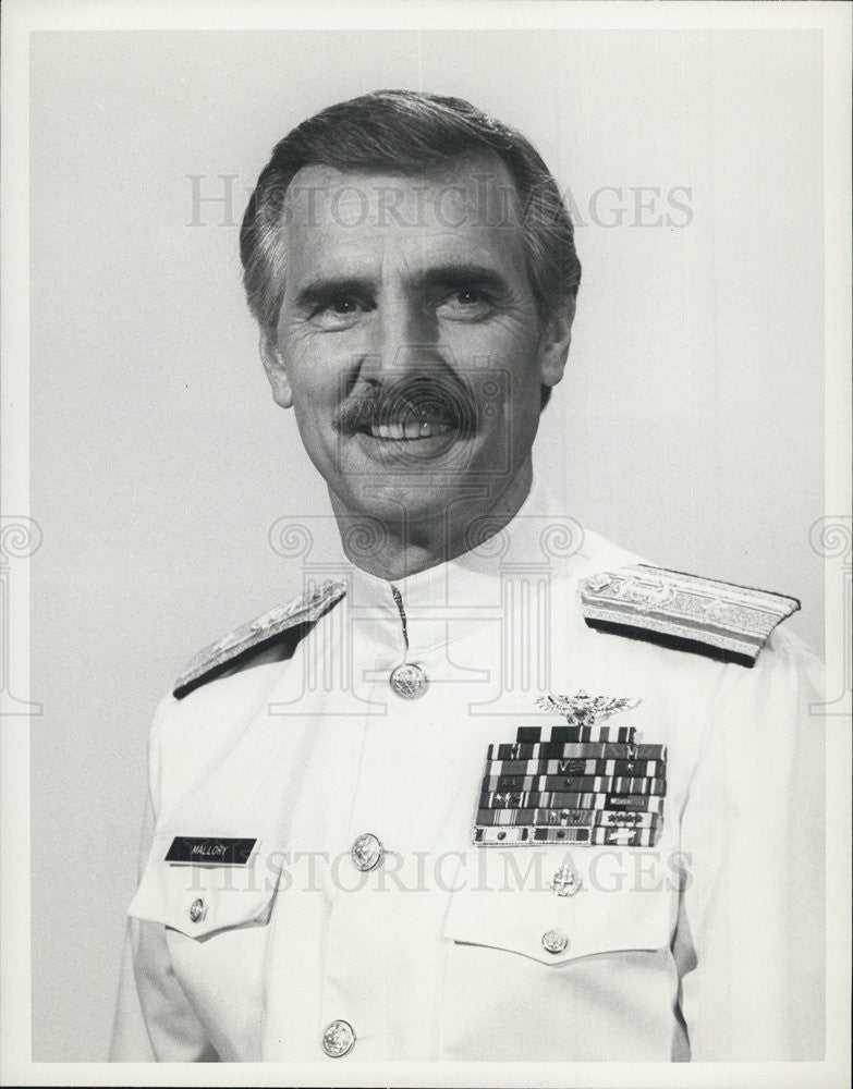 1982 Press Photo Dennis Weaver on &quot;Navy&quot; - Historic Images