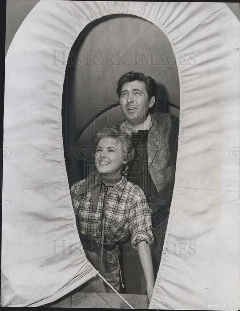 1956 Press Photo Fess Parker Kathleen Crowley Actors Westward Ho The Wagons - Historic Images