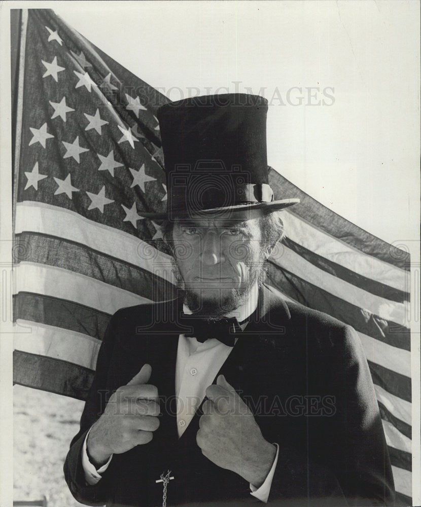 1982 Press Photo Gregory Peck in &quot;The Blue &amp; The Gray.&quot; - Historic Images