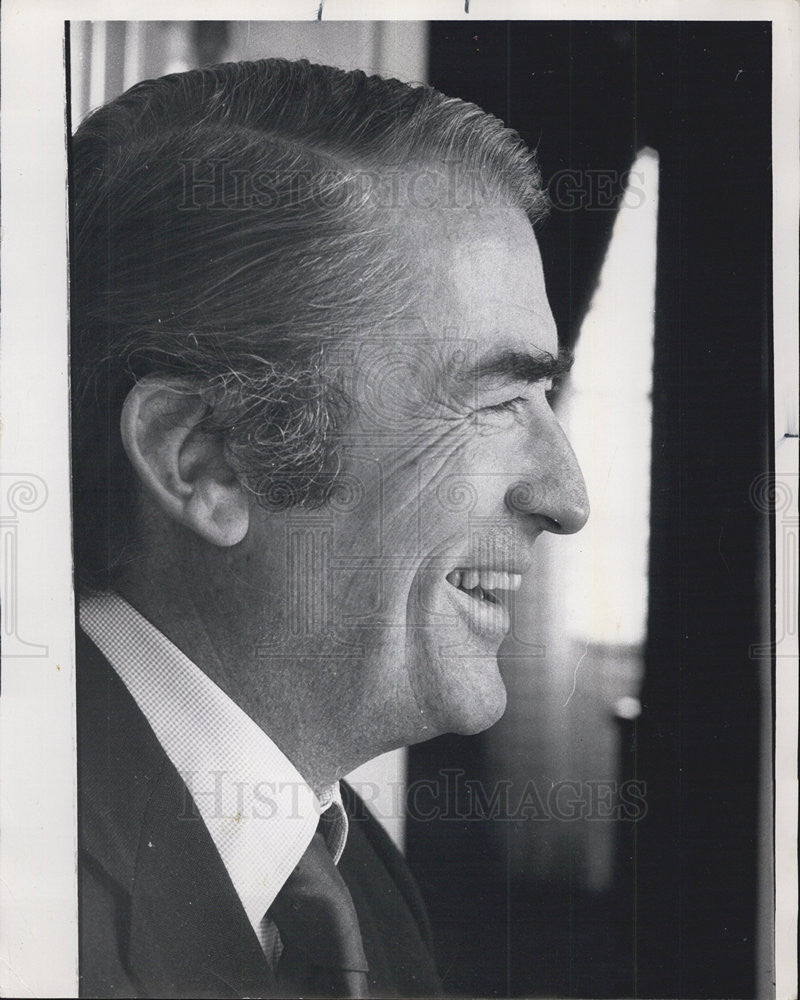 1974 Press Photo Actor Gregory Peck Talks During Sandy Pesmen Interview - Historic Images