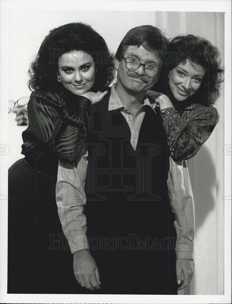 1987 Press Photo Lewis Grizzard, Delta Burke &amp; Julie Carter in &quot;Designing Women&quot; - Historic Images