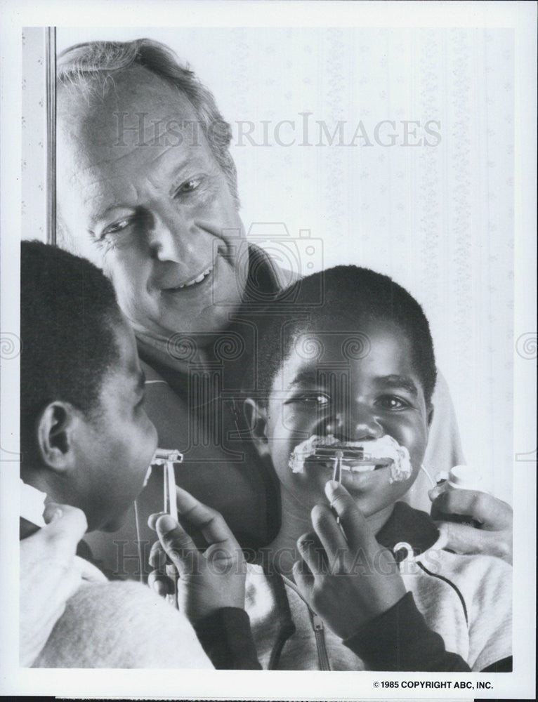 1985 Press Photo Gary Coleman &amp; Conrad Bain in &quot;Diff&#39;rent Strokes.&quot; on ABC TV. - Historic Images