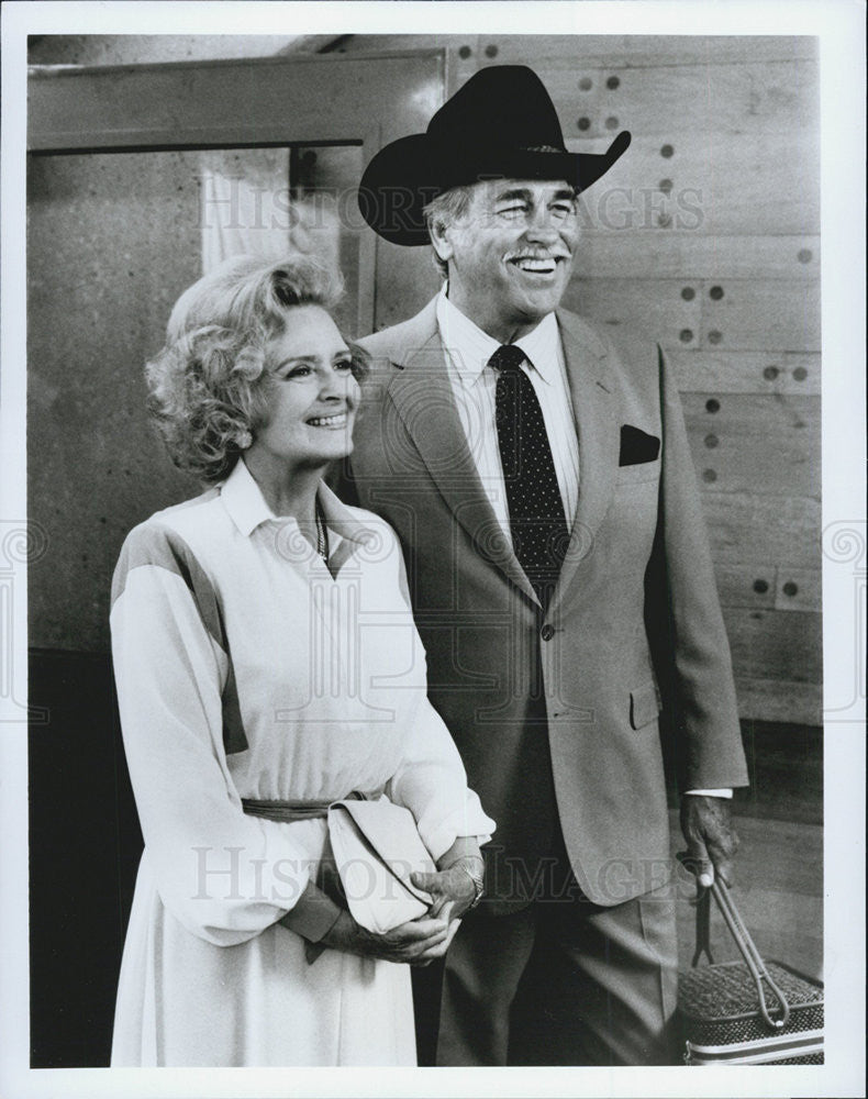 1984 Press Photo Donna Reed &amp; Howard Keel on &quot;Dallas&quot; - Historic Images