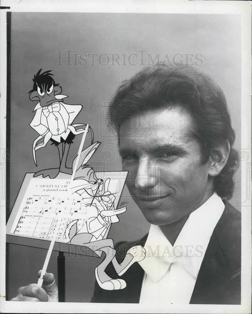 1976 Press Photo Michael Tilson Thomas ,Bugs Bunny,daffy Duck - Historic Images