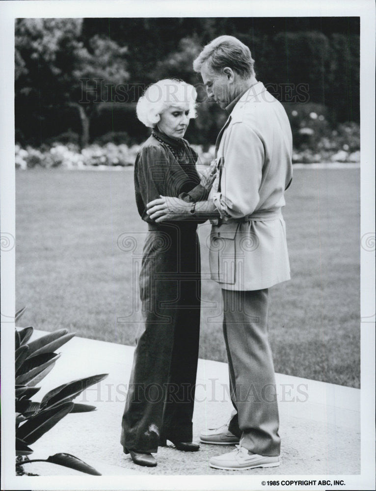 1985 Press Photo Barbara Stanwyck Actress Charleton Heston Dynasty Drama Series - Historic Images