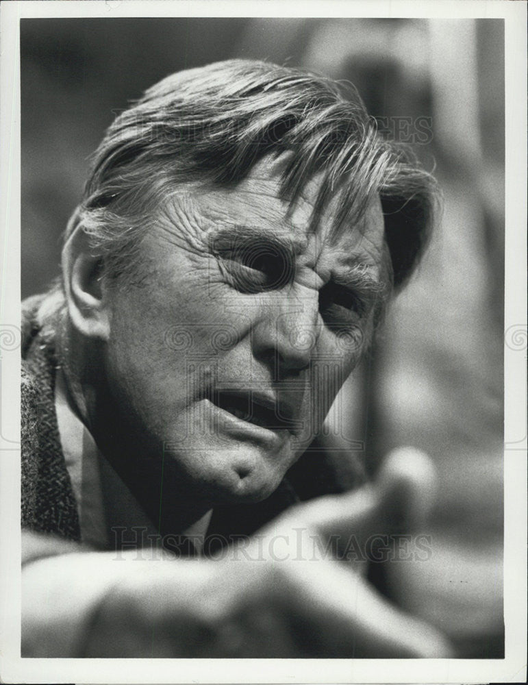 1974 Press Photo Kirk Douglas Actor Mousey - Historic Images