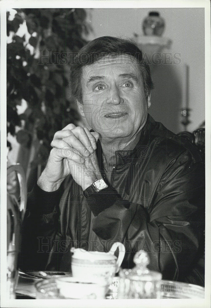 1981 Press Photo Mike Douglas Talk Show Host Beverly Hills Mansion - Historic Images